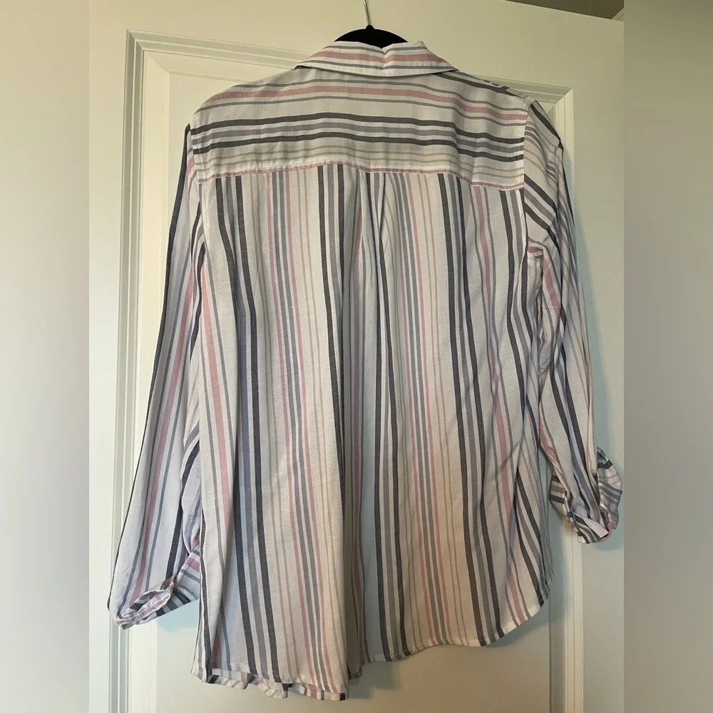 Button Up Top - Medium - Picture 4 of 4